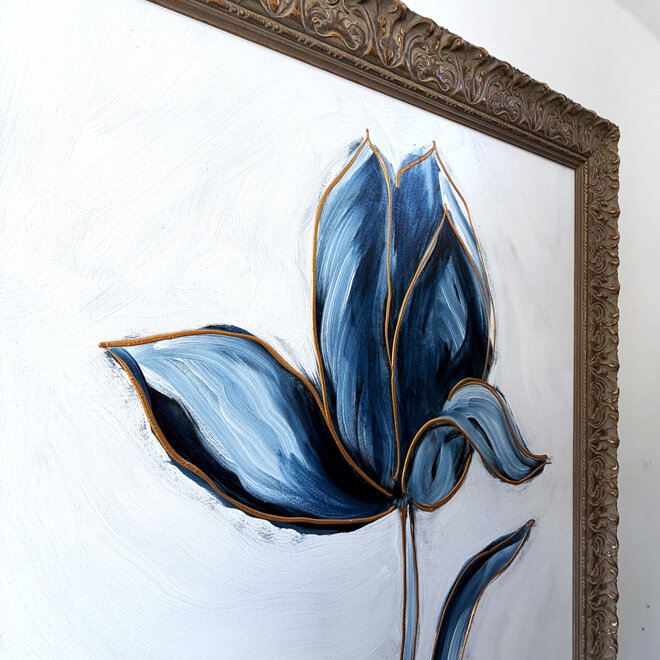 Schilderij - 80x120x2 cm - Rick Triest -  XL delft tulp - Blue and gold - #1 - inclusief lijst