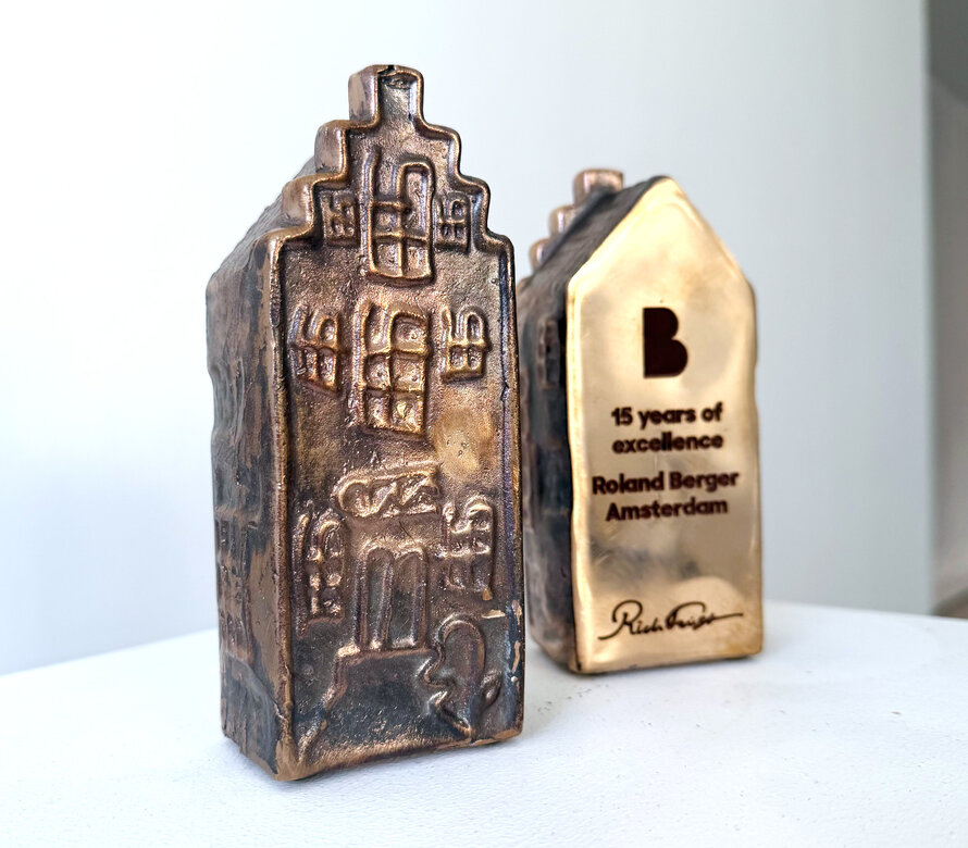 Jubileum cadeau - gepersonaliseerd maatwerk brons Amsterdams huisje
