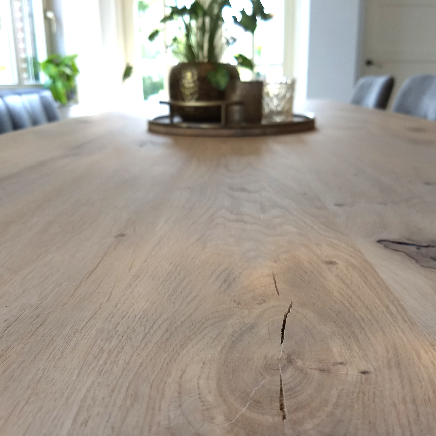  Eiken tafelblad verjongd op maat - 4 cm dik (1-laag) - extra rustiek Europees eikenhout - met extra brede lamellen (circa 14-20 cm) - verlijmd kd 8-12% - 40-117x80-247 cm
