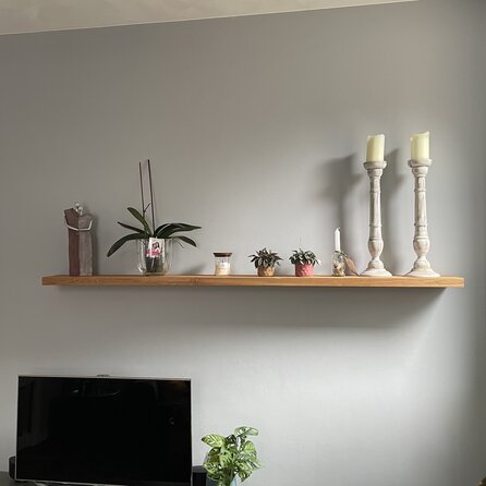 Eiken wandplank zwevend - op maat - 2,7 cm dik - foutvrij eikenhout (A/B) - incl. blinde plankdragers (onzichtbaar) - brede lamel (9-12 cm) - 27 mm