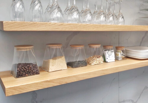 Een zwevende  eiken wandplank / schap (blind) bij EIKENvakman.nl. Prachtige collectie eikenhouten wand / muur planken / bladen OP MAAT incl. onzichtbare / blinde montage!