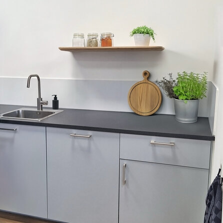 Eiken wandplank zwevend - met ronde hoeken - op maat - 4 cm dik - foutvrij eikenhout (A/B) - incl. blinde plankdragers (onzichtbaar) - brede lamel (9-12 cm) - 40 mm