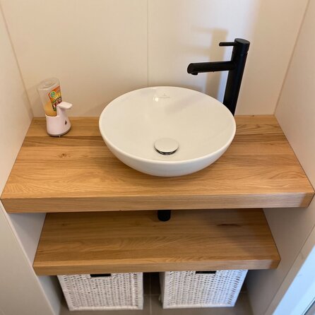 Eiken blad - op maat - 6 cm dik - 3-laags opgedikt (hol) - rustiek eikenhout (B/C) - verlijmd paneel, smalle lamel - 60 mm Eiken blad - op maat - 6 cm dik - 3-laags opgedikt (hol) - rustiek eikenhout (B/C) - verlijmd paneel, smalle lamel - 60 mm