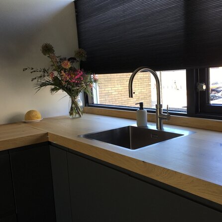 Eiken blad - op maat - 6 cm dik - 3-laags opgedikt (hol) - rustiek eikenhout (B/C) - verlijmd paneel, smalle lamel - 60 mm Eiken blad - op maat - 6 cm dik - 3-laags opgedikt (hol) - rustiek eikenhout (B/C) - verlijmd paneel, smalle lamel - 60 mm