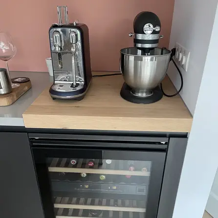 Eiken blad - op maat - 6 cm dik - 3-laags opgedikt (hol) - rustiek eikenhout (B/C) - verlijmd paneel, smalle lamel - 60 mm Eiken blad - op maat - 6 cm dik - 3-laags opgedikt (hol) - rustiek eikenhout (B/C) - verlijmd paneel, smalle lamel - 60 mm