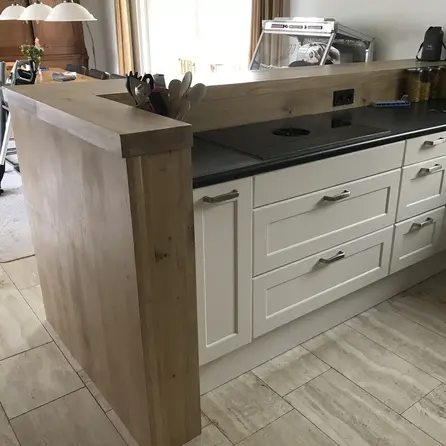 Eiken blad - op maat - 6 cm dik - 3-laags opgedikt (hol) - rustiek eikenhout (B/C) - verlijmd paneel, smalle lamel - 60 mm Eiken blad - op maat - 6 cm dik - 3-laags opgedikt (hol) - rustiek eikenhout (B/C) - verlijmd paneel, smalle lamel - 60 mm