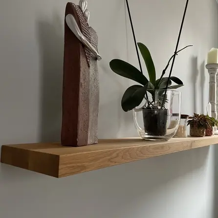 Eiken wandplank zwevend - op maat - 4 cm dik - rustiek eikenhout (B/C) - incl. blinde plankdragers (onzichtbaar) - brede lamel (9-12 cm) - 40 mm Eiken wandplank zwevend - op maat - 4 cm dik - rustiek eikenhout (B/C) - incl. blinde plankdragers (onzichtbaar) - brede lamel (9-12 cm) - 40 mm