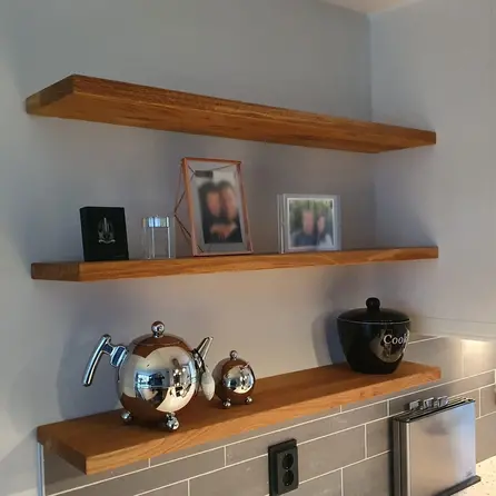 Eiken wandplank zwevend - op maat - 4 cm dik - rustiek eikenhout (B/C) - incl. blinde plankdragers (onzichtbaar) - brede lamel (9-12 cm) - 40 mm Eiken wandplank zwevend - op maat - 4 cm dik - rustiek eikenhout (B/C) - incl. blinde plankdragers (onzichtbaar) - brede lamel (9-12 cm) - 40 mm