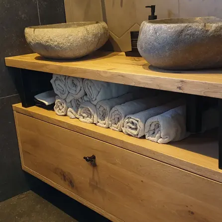 Eiken wastafelblad - op maat - 4 cm dik - rustiek eikenhout (B/C) - verlijmd, brede lamel (9-12 cm) - 40 mm Eiken wastafelblad - op maat - 4 cm dik - rustiek eikenhout (B/C) - verlijmd, brede lamel (9-12 cm) - 40 mm