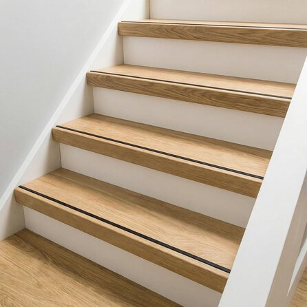 Eiken overzettrede - op maat - 2 cm dik - met neus van 8 cm hoog - foutvrij eikenhout (A/B) - verlijmde overzet traptrede - 20 mm Eiken overzettrede - op maat - 2 cm dik - met neus van 8 cm hoog - foutvrij eikenhout (A/B) - verlijmde overzet traptrede - 20 mm