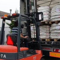 Fondazione Capellino steunt het werk van Stichting DierenLot met volle vrachtwagen aan solidariteitsmaaltijden