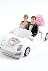 Brautpaar mit Auto