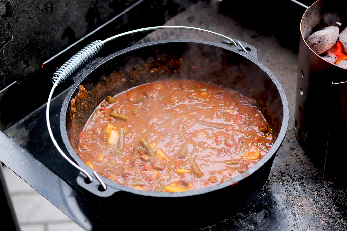 Hongaarse Goulash uit de Dutch oven? Check het recept hier! The