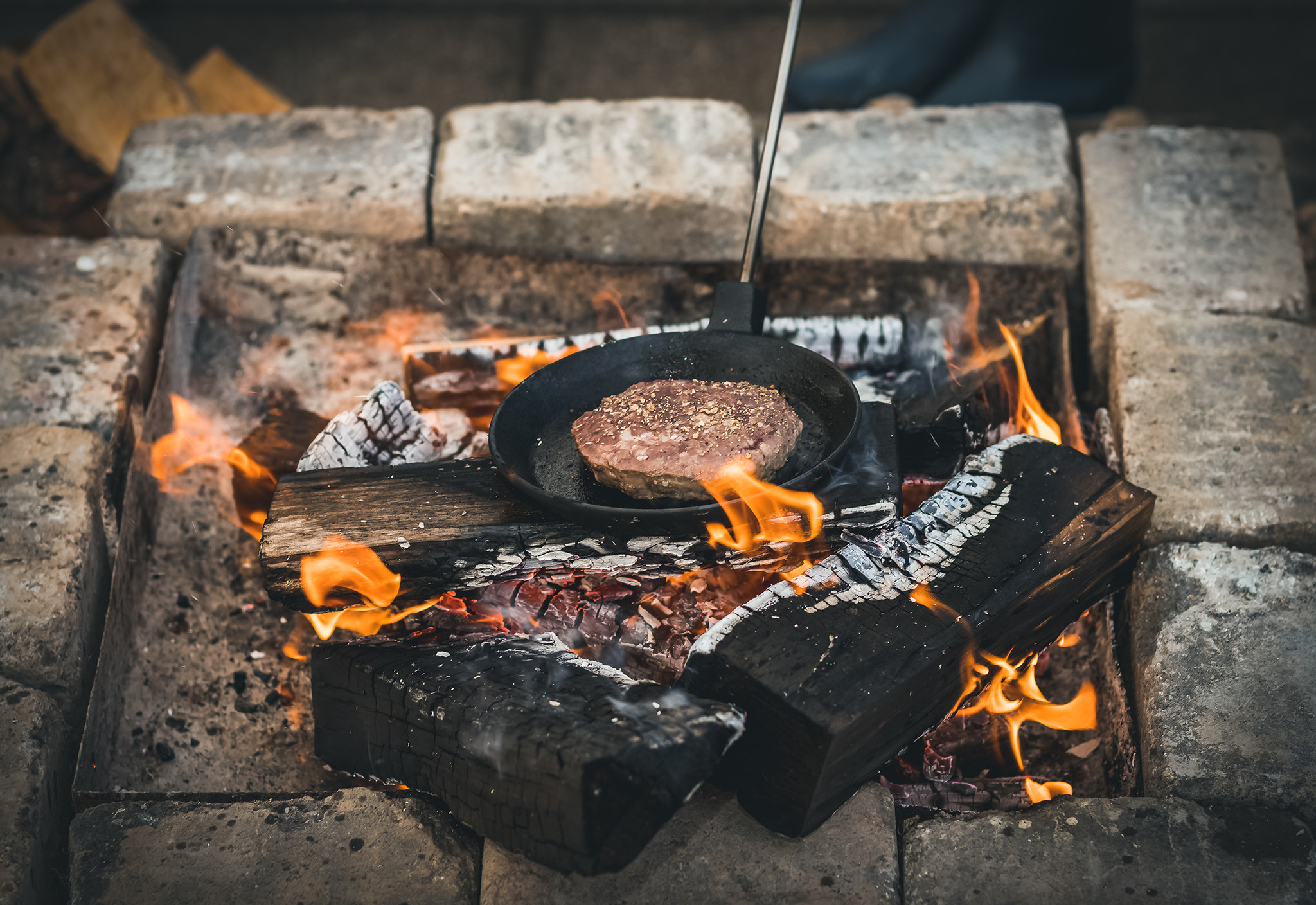 The Windmill Campfire Skillet met korte handvaten