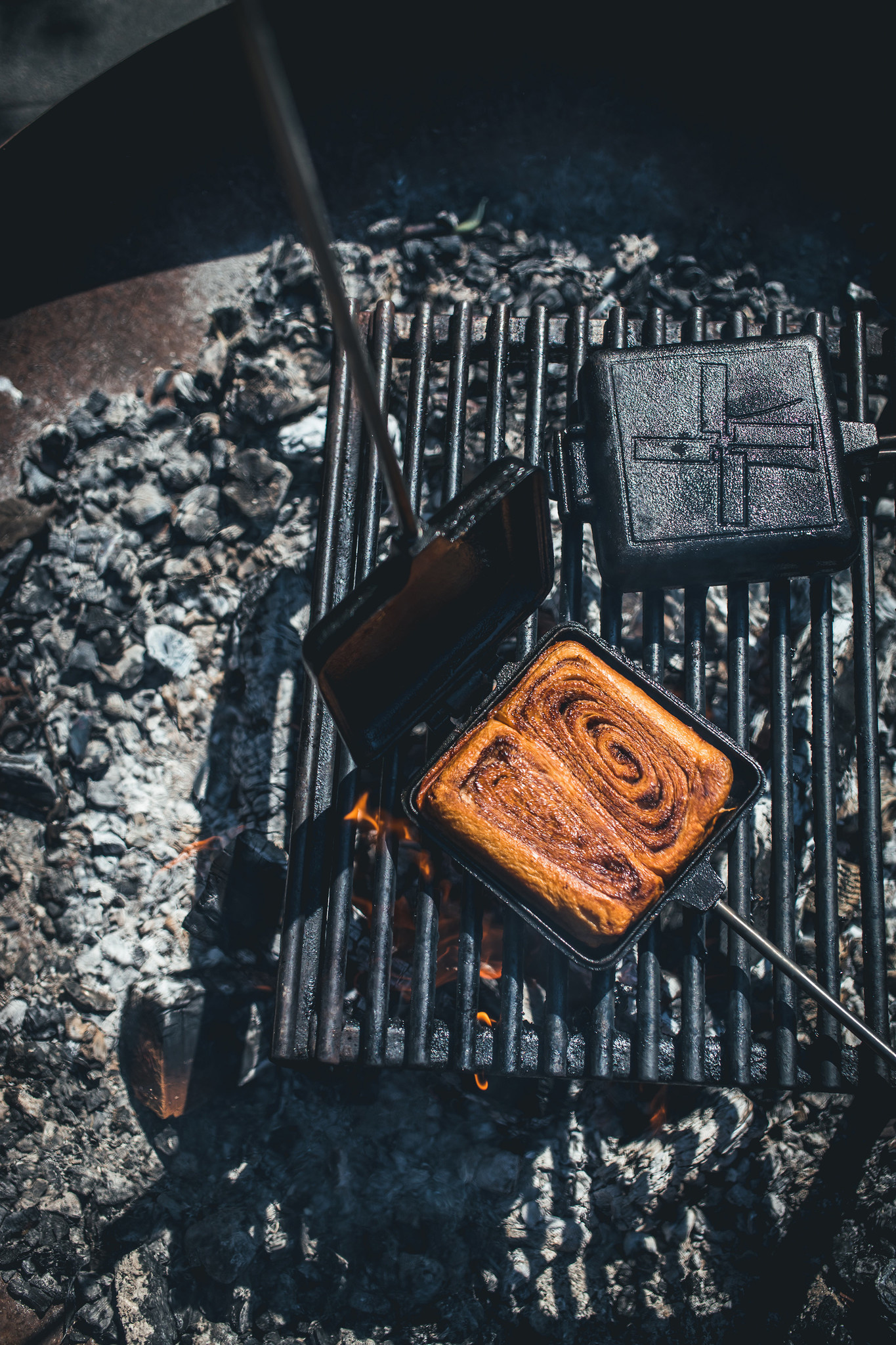 Verwöhne deine Sinne: Zimtschnecken auf unserem robusten Sandwichtoaster für das ultimative Outdoor-Erlebnis!