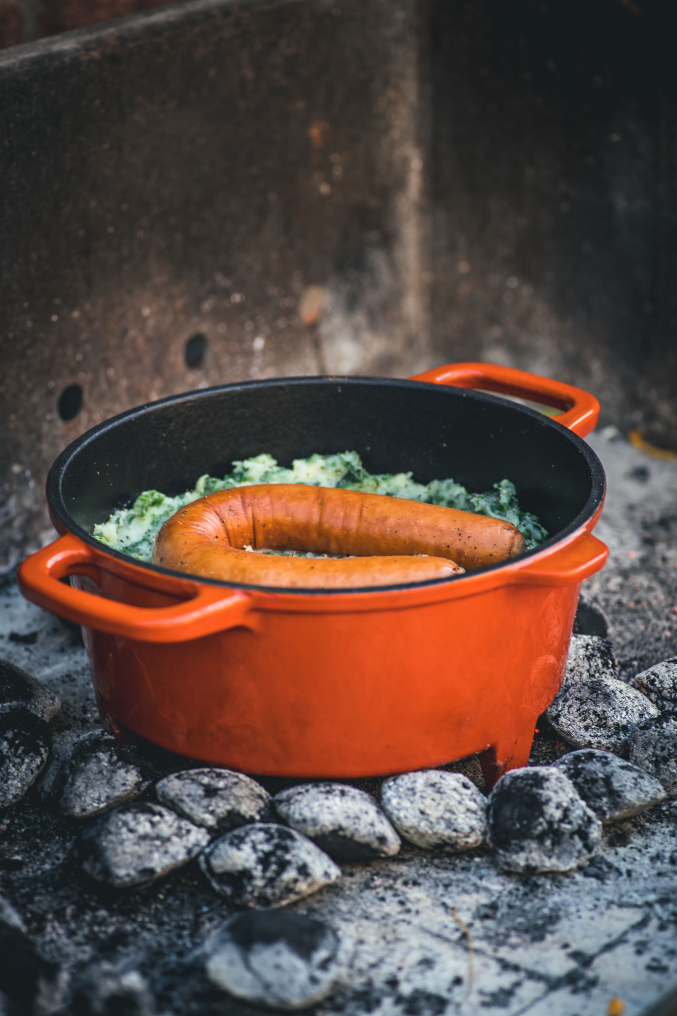 https://cdn.webshopapp.com/shops/275231/files/442631279/the-windmill-dutch-oven-45-qt-limited-edition-enam.jpg