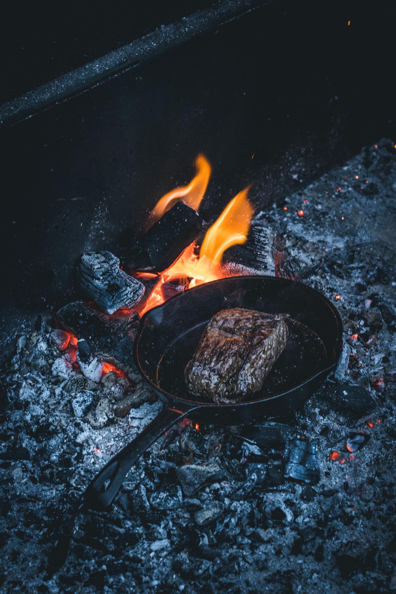 Onglet met aardappelwedges en gemengde groenten