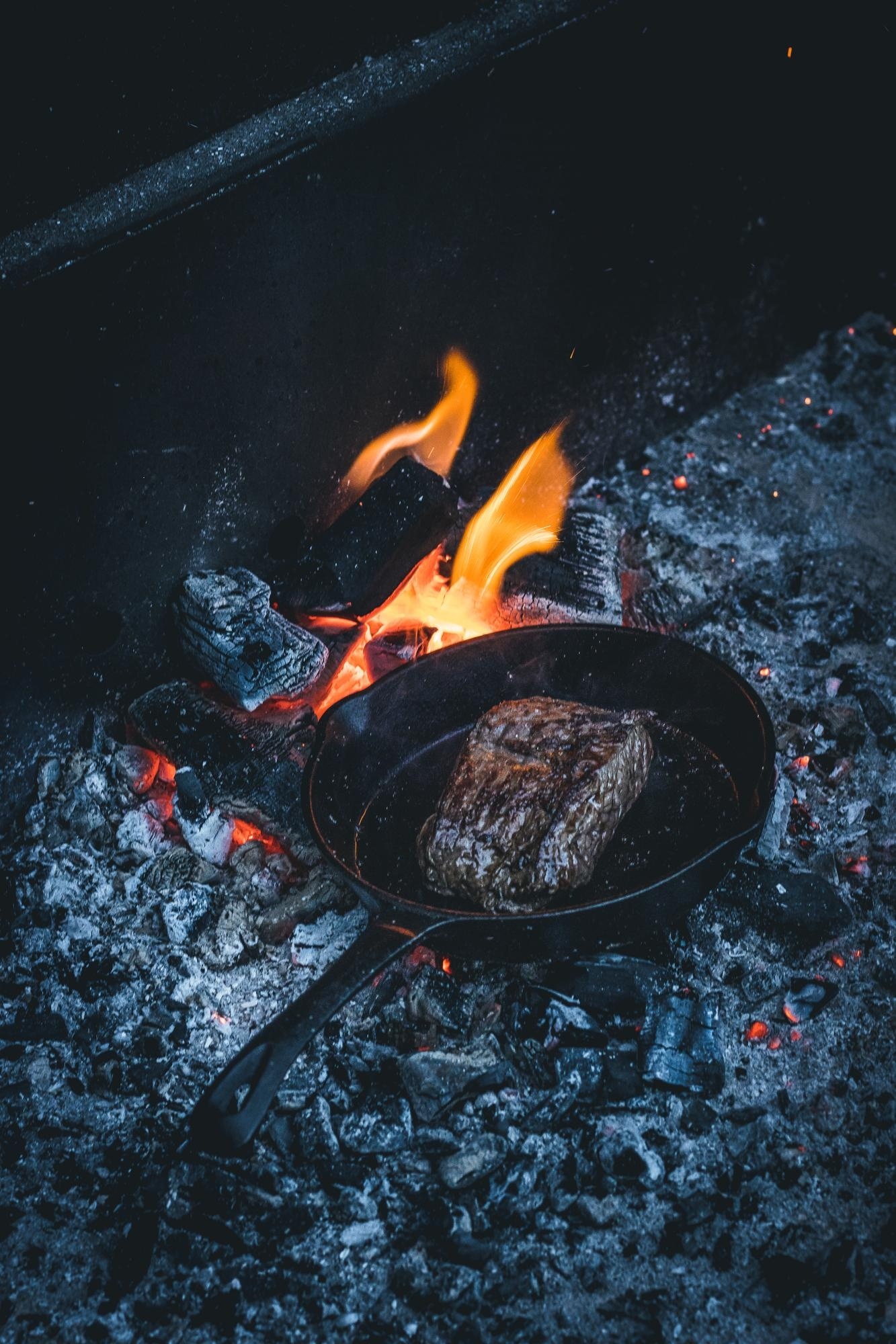 Onglet mit Kartoffelspalten und gemischtem Gemüse