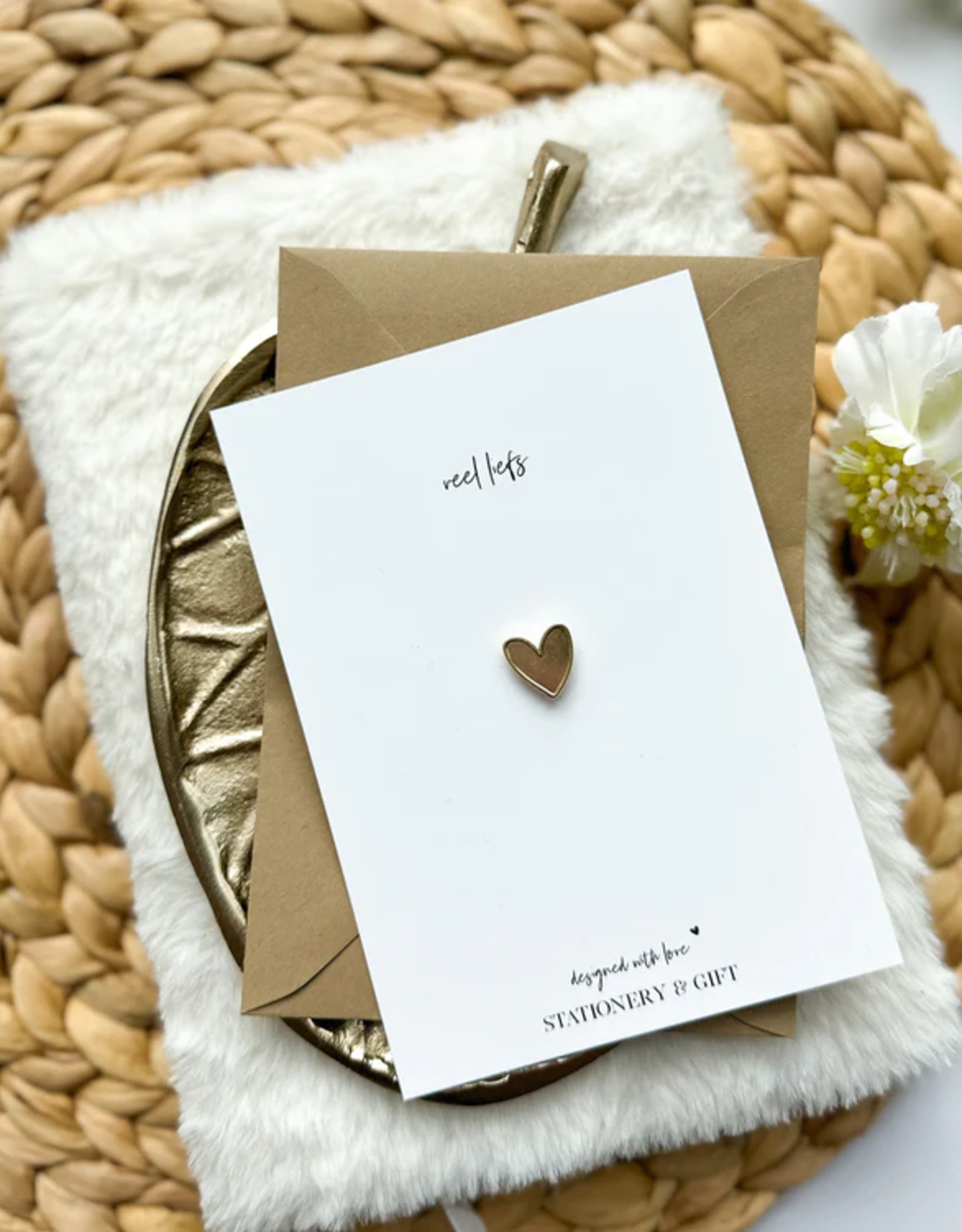 Pin "Veel Liefs" met gouden hartje (incl envelop)