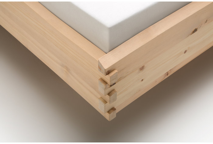 Zwaluwstaartverbinding en boomstamrand afwerking - prachtig!