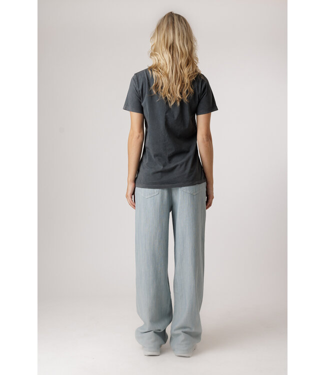 MY ESSENTIAL WARDROBE SEATTLE LOGO EMB. TEE 100089 DARK GREY RANDO