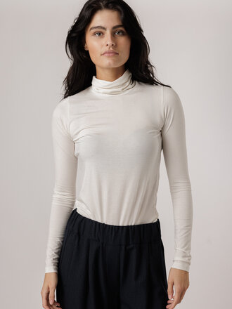 Basic Apparel BASIC APPAREL JOLINE T-NECK OFF WHITE