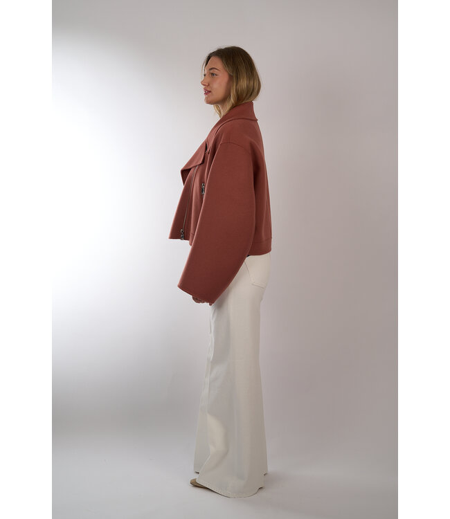 ESSENTIEL JAVIER CROPPED RED