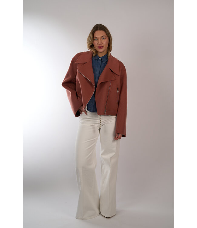 ESSENTIEL JAVIER CROPPED RED