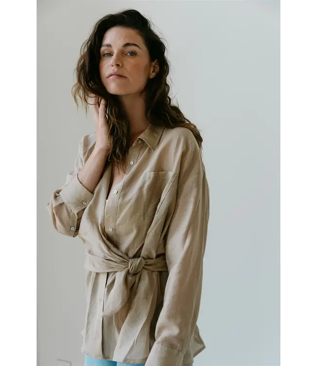 AIMEE THE LABEL PHILOUS6 BLOUSE SAND