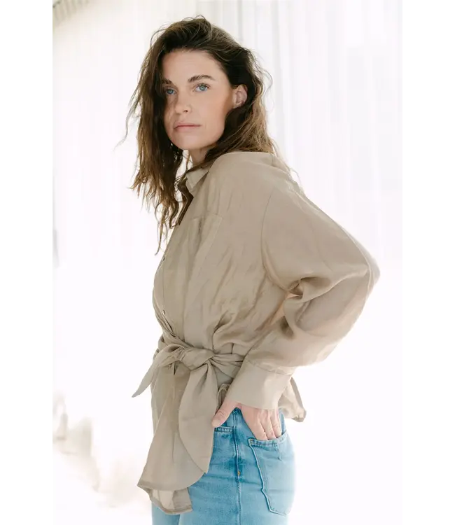AIMEE THE LABEL PHILOUS6 BLOUSE SAND
