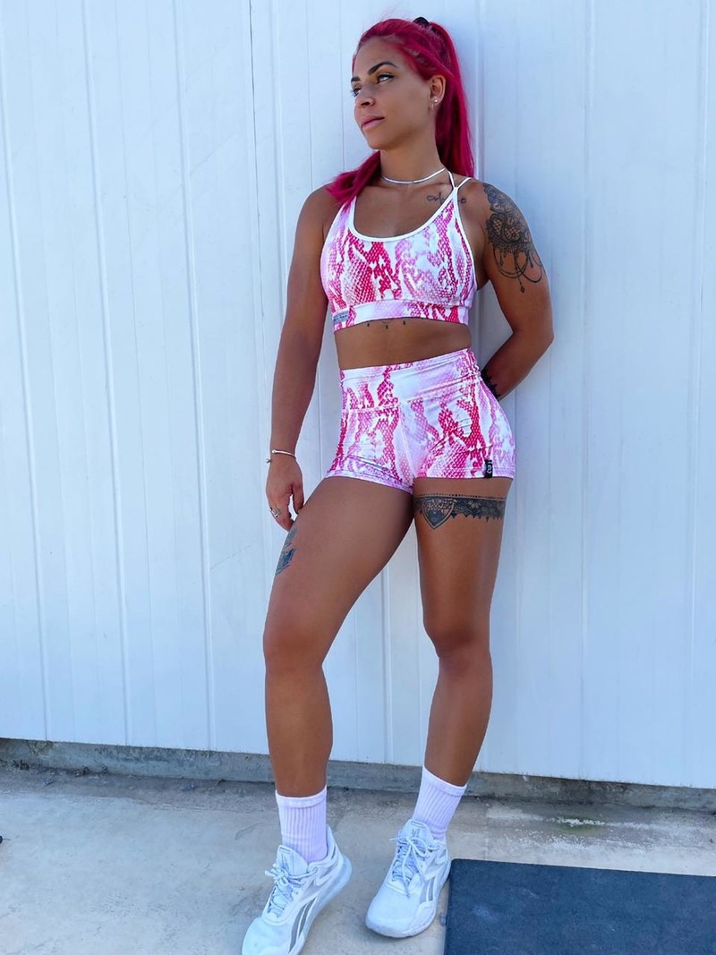 Gave roze set van short en strappy sport bh met knal roze slangenprint
