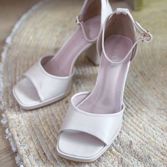 Beige charm sandaal met hak