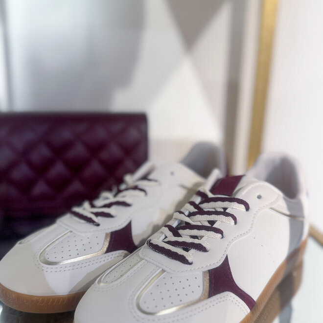 Burgundy accent sneaker