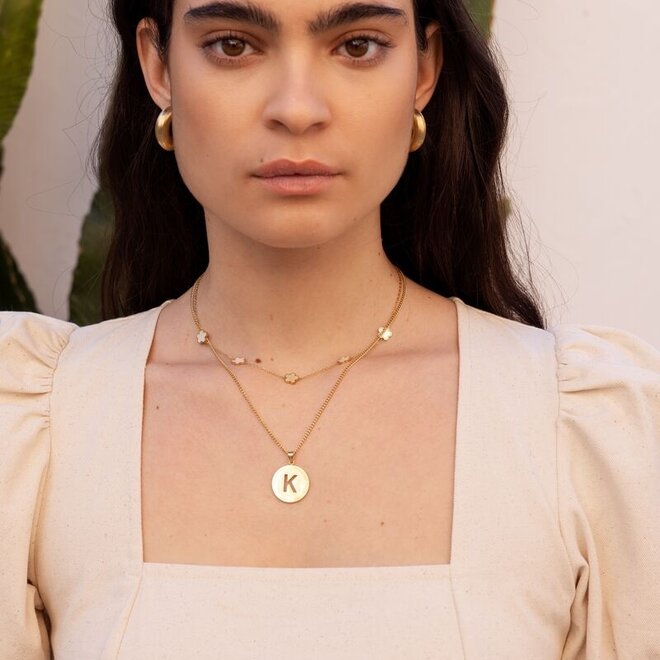 Minimalistische ketting met parelmoer bloemen