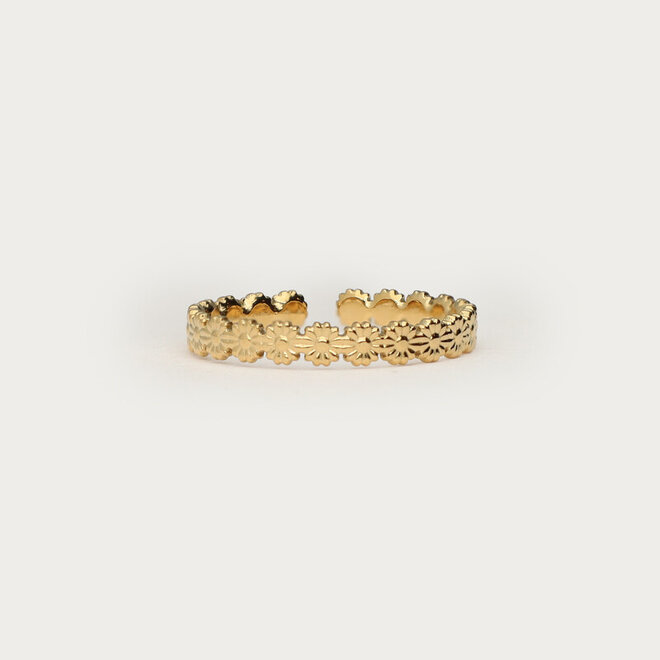 Vintage ring with daisies