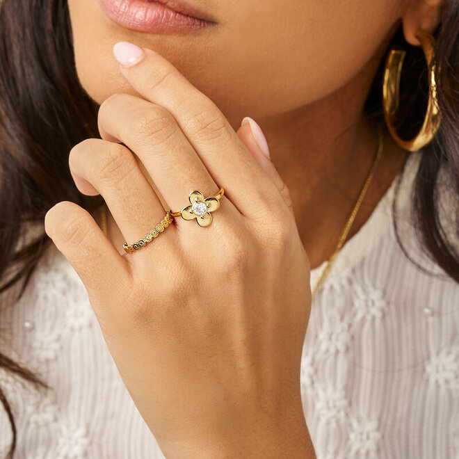 Vintage ring with daisies