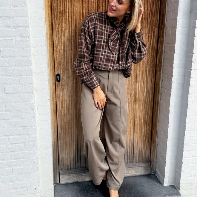* Poches pantalon taupe