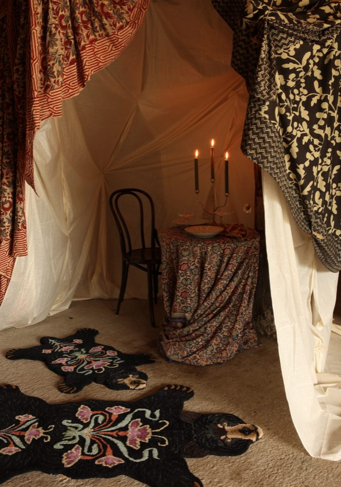 Doing Goods vloerkleed Blooming Zwarte Beer Klein