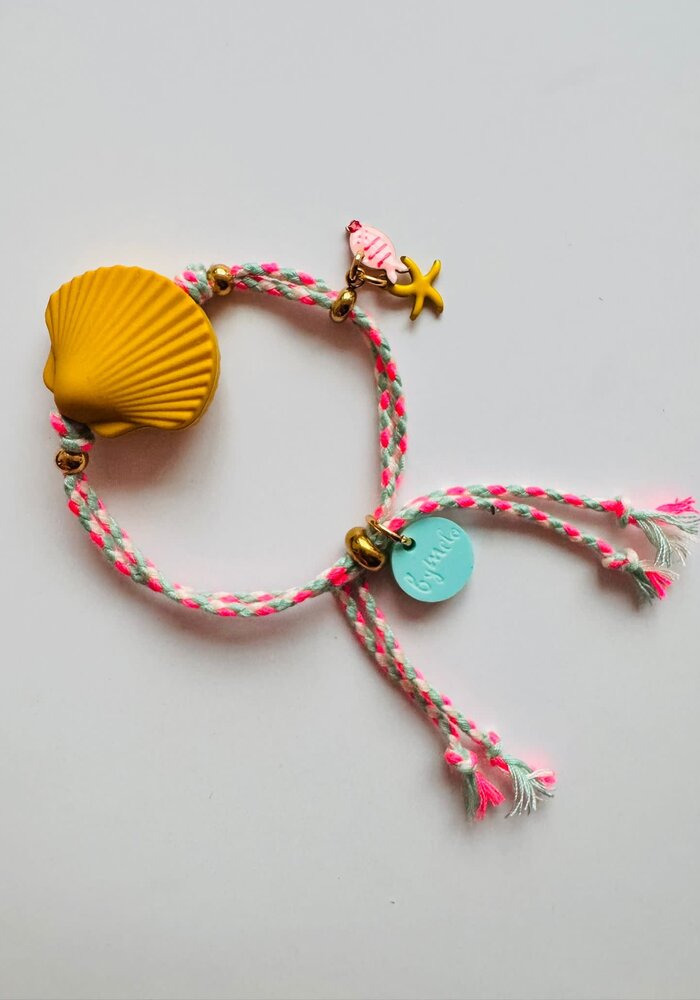 ByMelo Armbandje Schelp okergeel