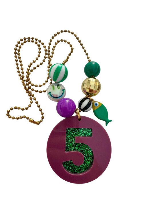 ByMelo Bymelo Verjaardagsketting Plum Paars/ Groen Glitter cijfer 5