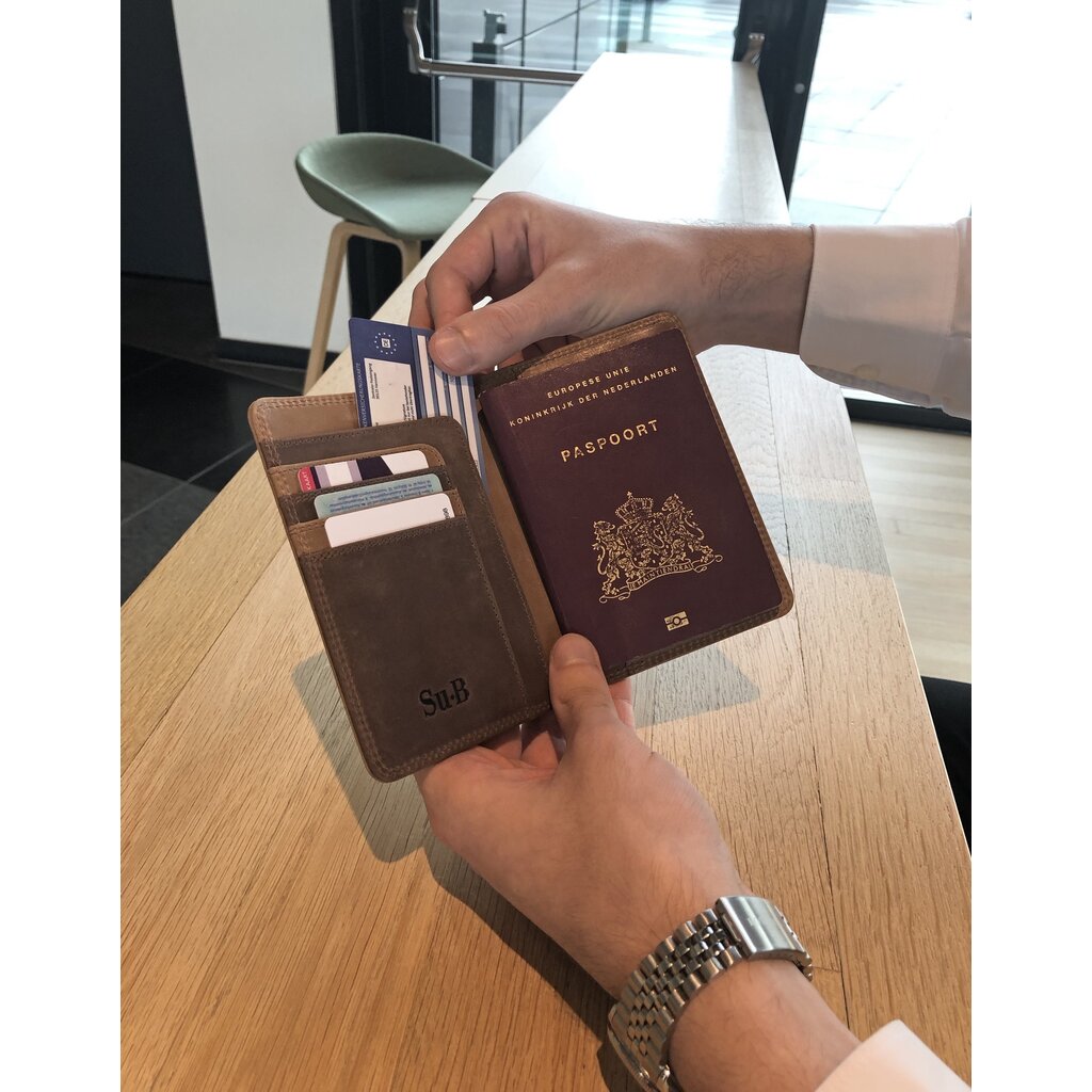 Su.B.dgn Premium Leder Reisepasshülle – Niederländisches Design, RFID-Schutz, Duo-Farben, 3 Kartenfächer, Extra Fach - Braun