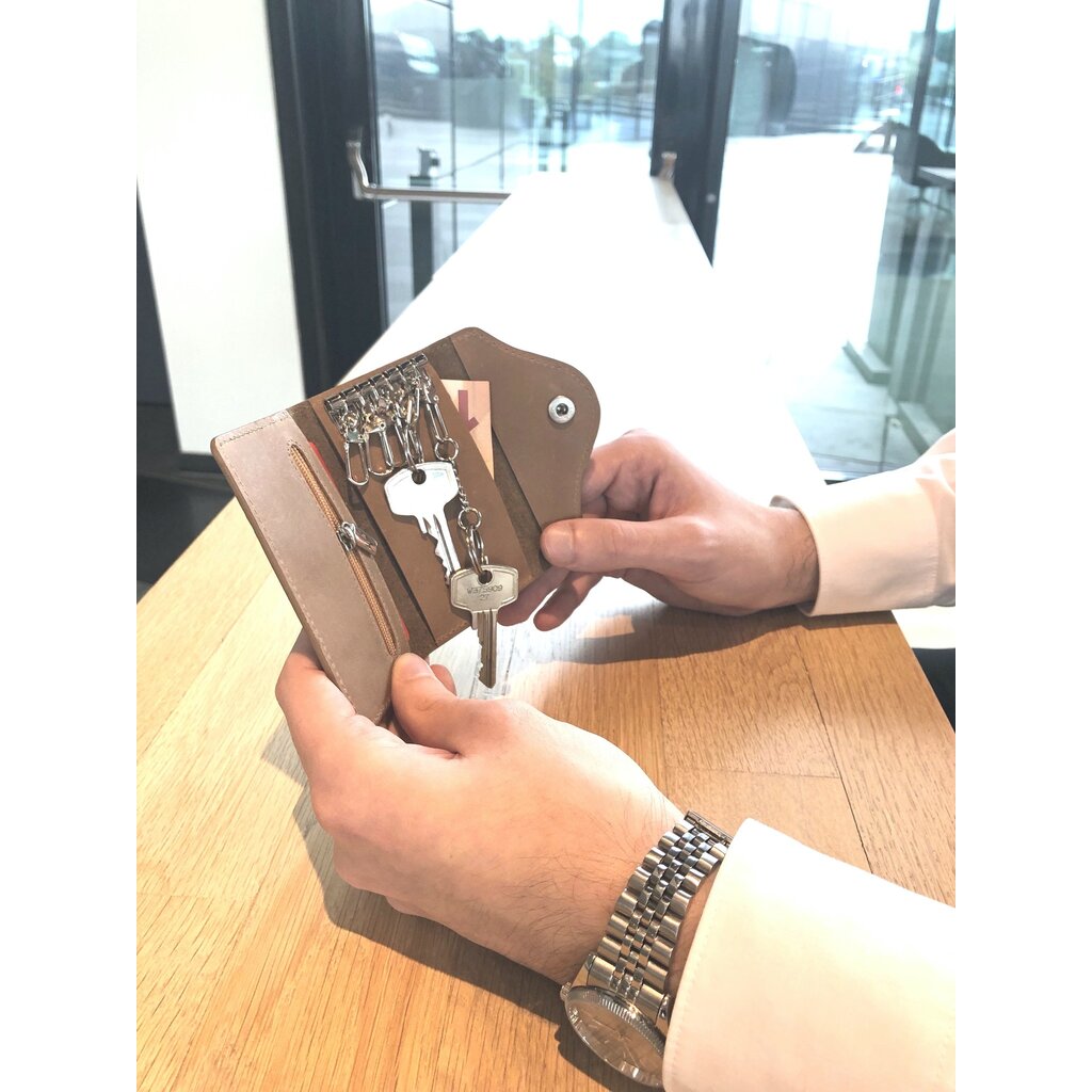 Su.B Leather Key Case – Dutch Design, Compact, 6 Key Hooks, Coin Pocket, Card Slot, Tulip Pocket with Chain – Brown