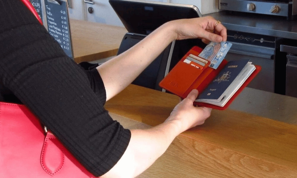 Wat is RFID en heb je een RFID-paspoorthouder nodig?