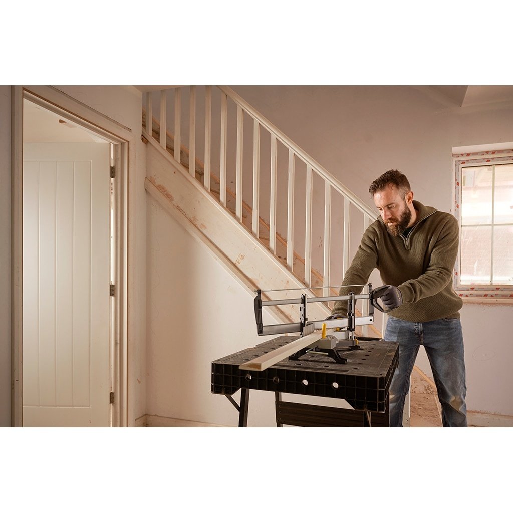 Stanley Verstekzaagmachine Metaal 560 mm– Precisie Zaag voor Hout, Kunststof en Aluminium - Detailed view of the product