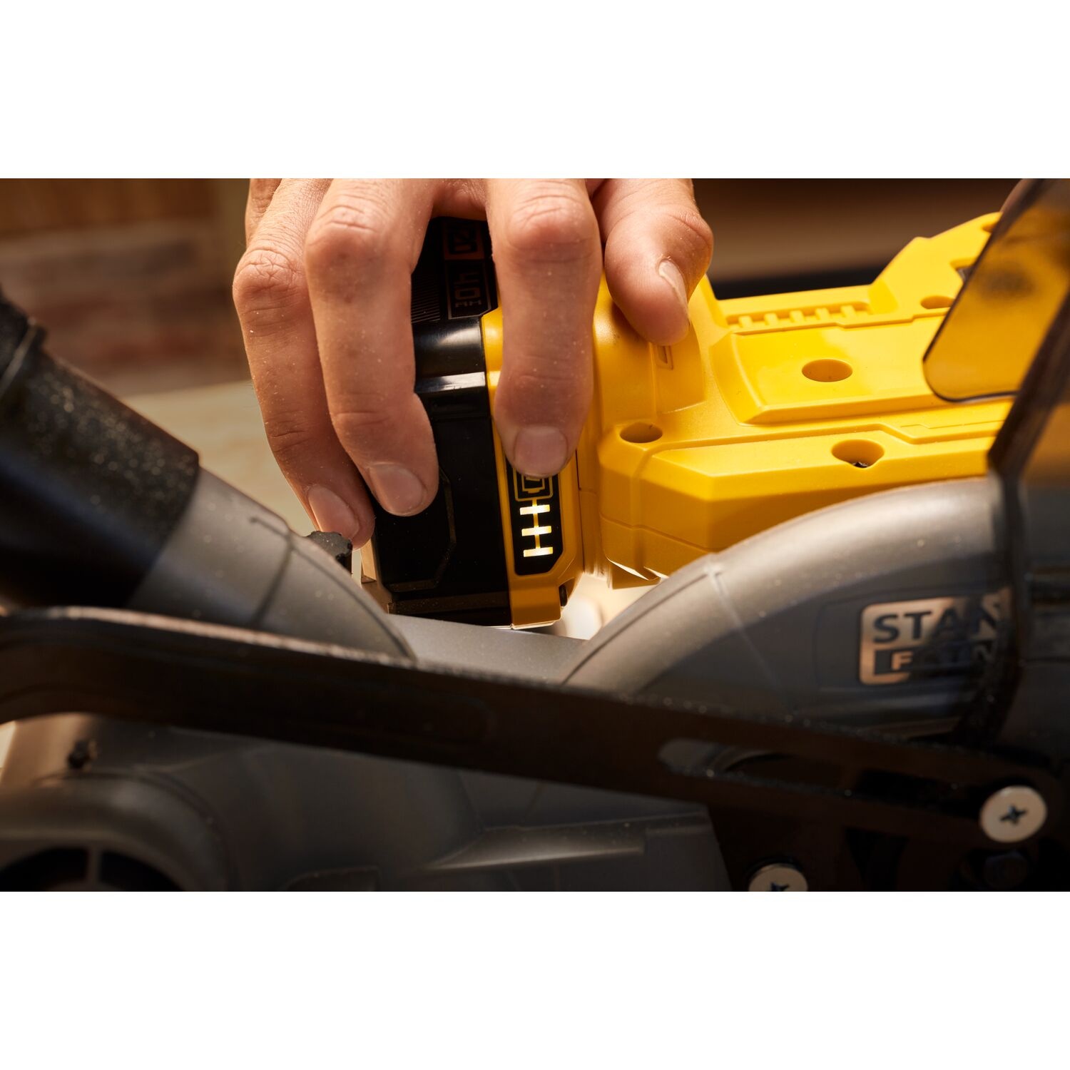 Stanley SFMCS701M1 Accu-Afkortzaag Kit - Detailed view of the product