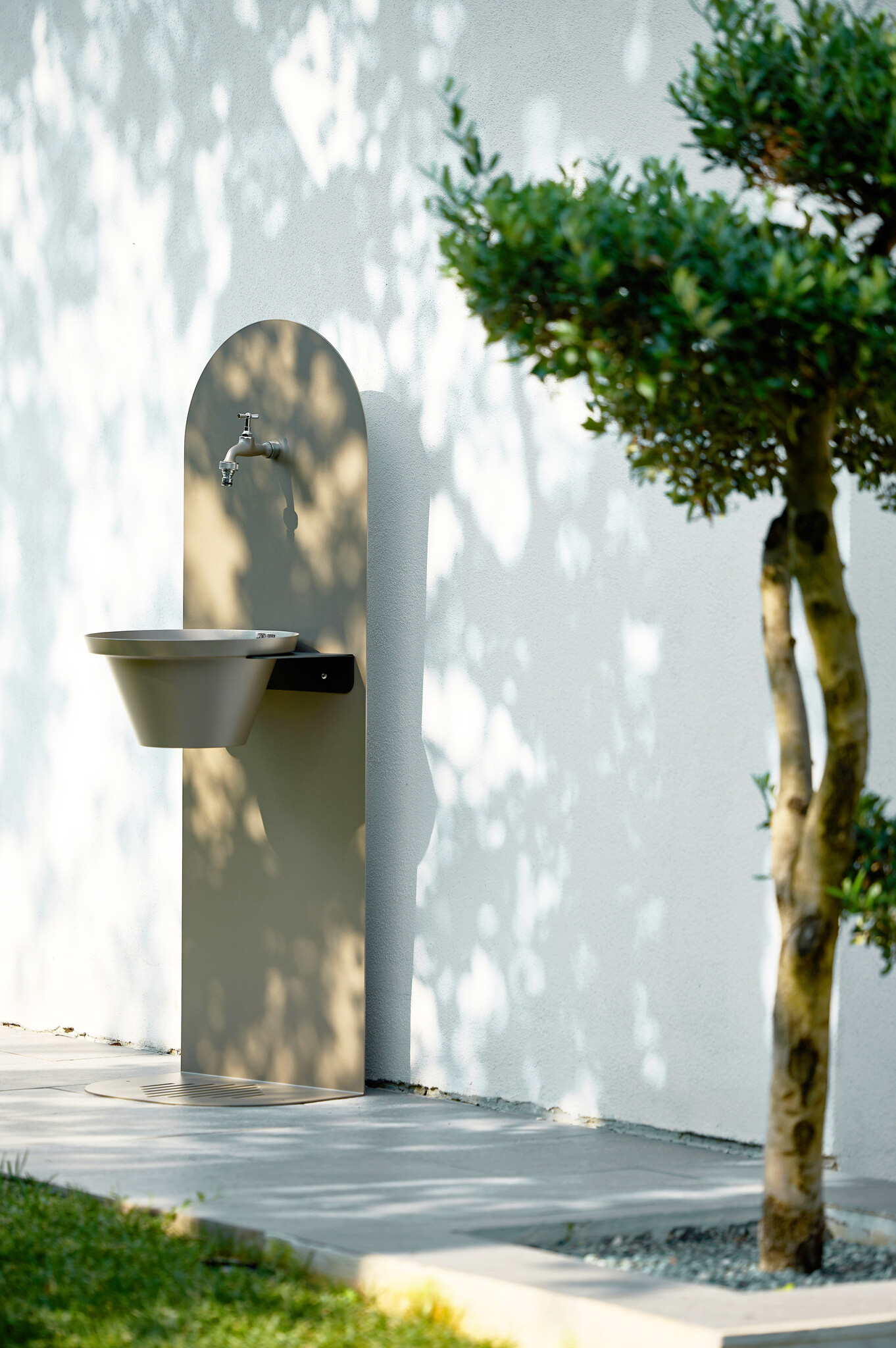 Aquapoint GROUND FOUNTAIN DOVE GREY 116cm - Detailed view of the product