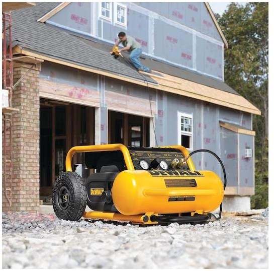 DeWALT Compressor DPC17PC + 10m Slang - Olievrij - Detailed view of the product