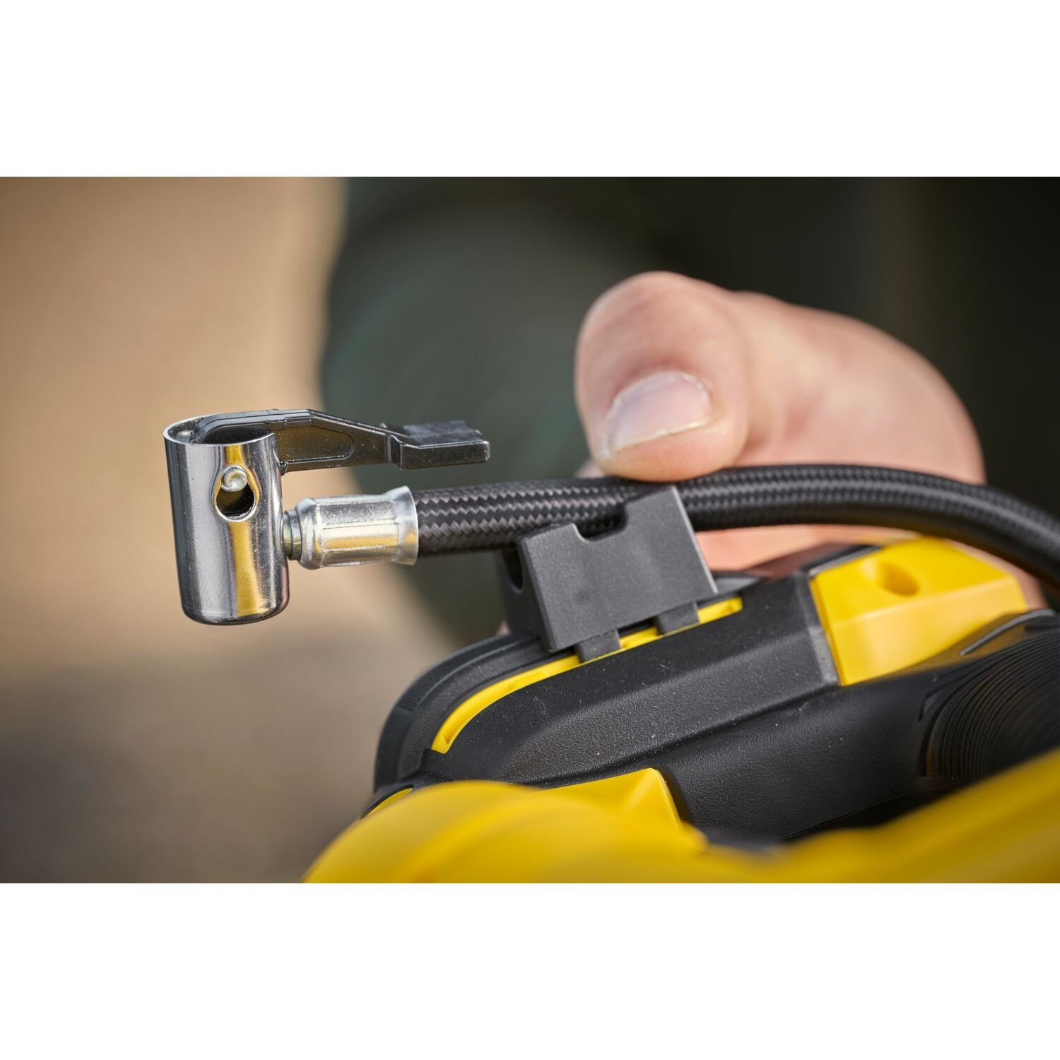 Stanley SFMCE521B Accu Hogedrukpomp - Detailed view of the product