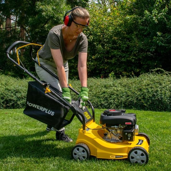 PowerPlus POWEG60219 Benzine grasmaaier 39cm - Detailed view of the product