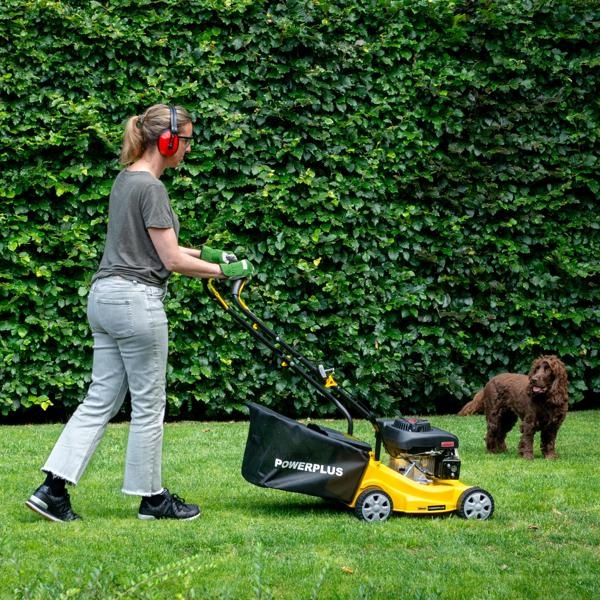 PowerPlus POWEG60219 Benzine grasmaaier 39cm - Detailed view of the product